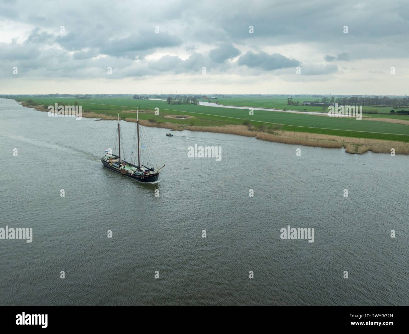 KAMPEN, PAYS-BAS - 30 MARS 2024 : Alliantie Clipper voilier faisant un virage sur la rivière IJssel. Le navire est construit en 1917 et a une longueur de 44 Banque D'Images