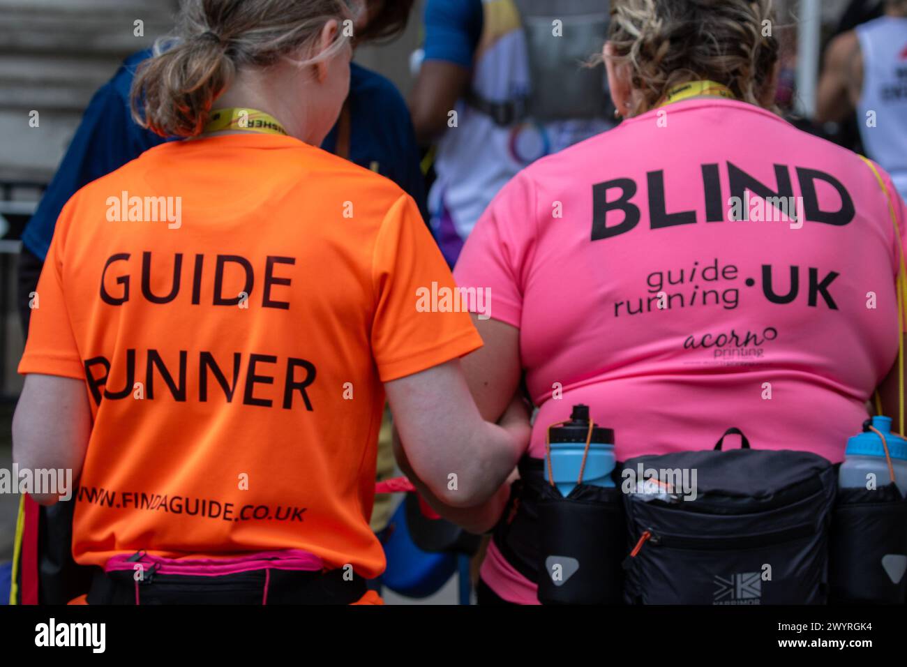 Londres, Royaume-Uni. 07 avril 2024. Un guide coureur assiste un coureur à la ligne d'arrivée lors du semi-marathon London Landmarks 2024. Le semi-marathon London Landmarks est organisé par Tommy's.. Un semi-marathon sur route fermée à travers Westminster et la City de Londres qui célèbre l'histoire et les monuments grands, décalés et cachés de Londres. Crédit : SOPA images Limited/Alamy Live News Banque D'Images