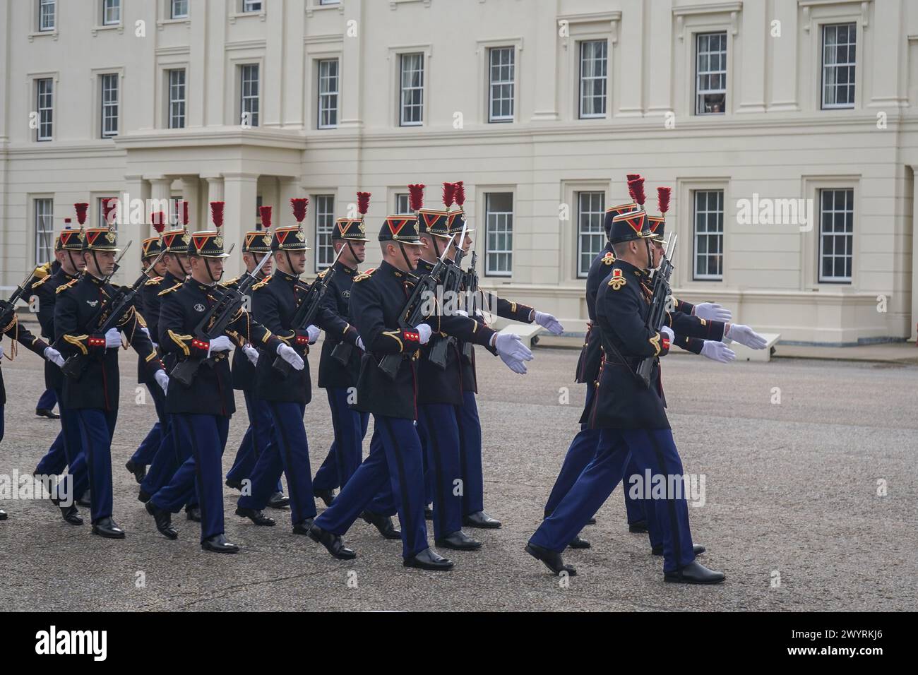 Londres 8 avril 2024 . Les membres de la Garde Républicaine de la Gendarmerie française répètent à Wellington Barracks alors qu'ils se préparent à prendre part à une cérémonie spéciale de relève de la garde au palais de Buckingham aux côtés de la division des ménages britanniques pour célébrer les 120 ans de l'Entente cordiale qui a jeté les bases d'une plus forte relation franco-anglaise. La France devient la première nation non-Commonwealth à participer officiellement à la cérémonie de la relève de la garde. Credit : amer Ghazzal/Alamy Live News Banque D'Images