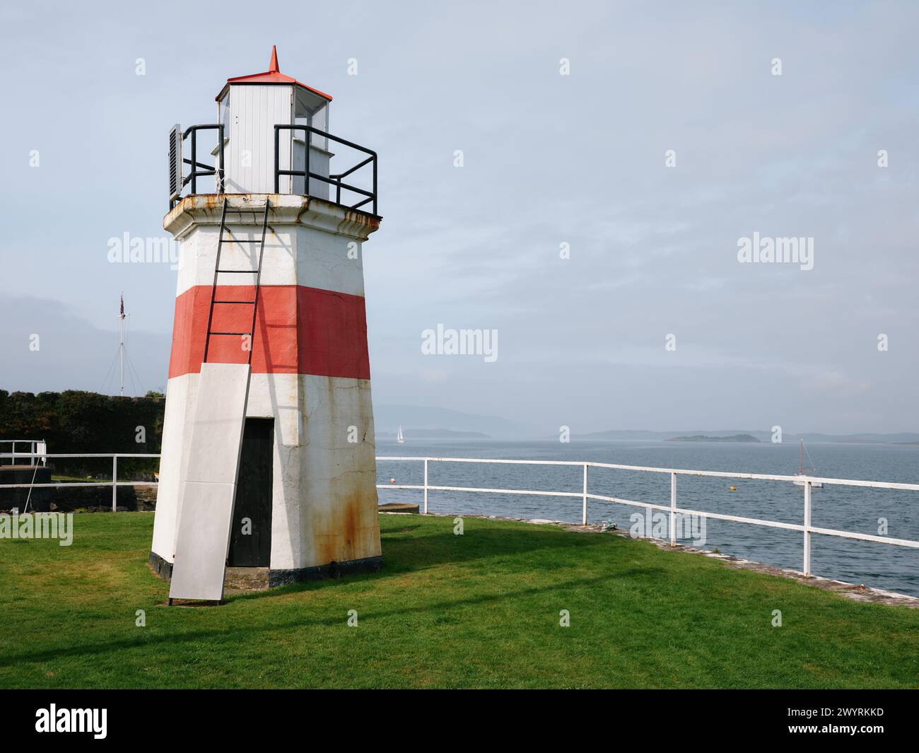 Le petit phare et la marque de jour à l'entrée de l'écluse maritime du canal de Crinan à Crinan Knapdale Argyll & Bute Scotland UK Banque D'Images