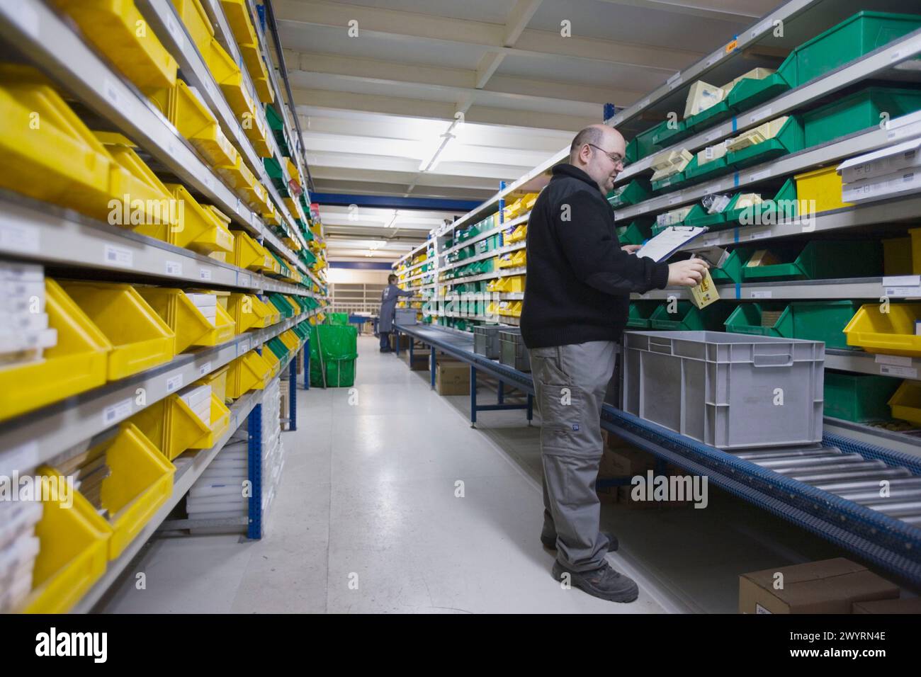 Préparation de la commande, fournitures de bureau au magasin. Guipuzcoa, Euskadi, Espagne. Banque D'Images