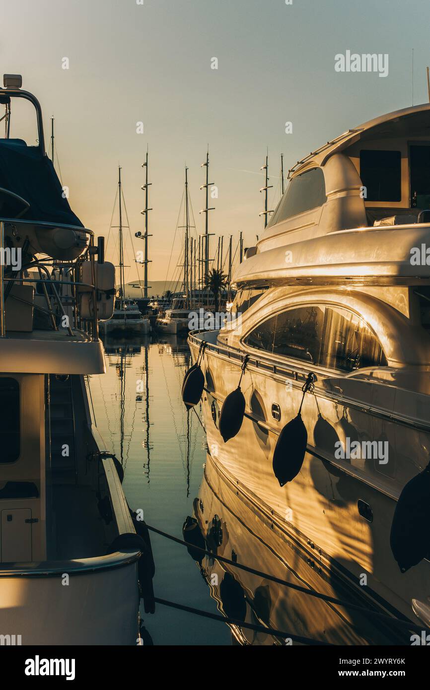 Vue imprenable sur une marina et des bateaux à Porto Montenegro sur un coucher de soleil. Destination de voyage au Monténégro. Banque D'Images