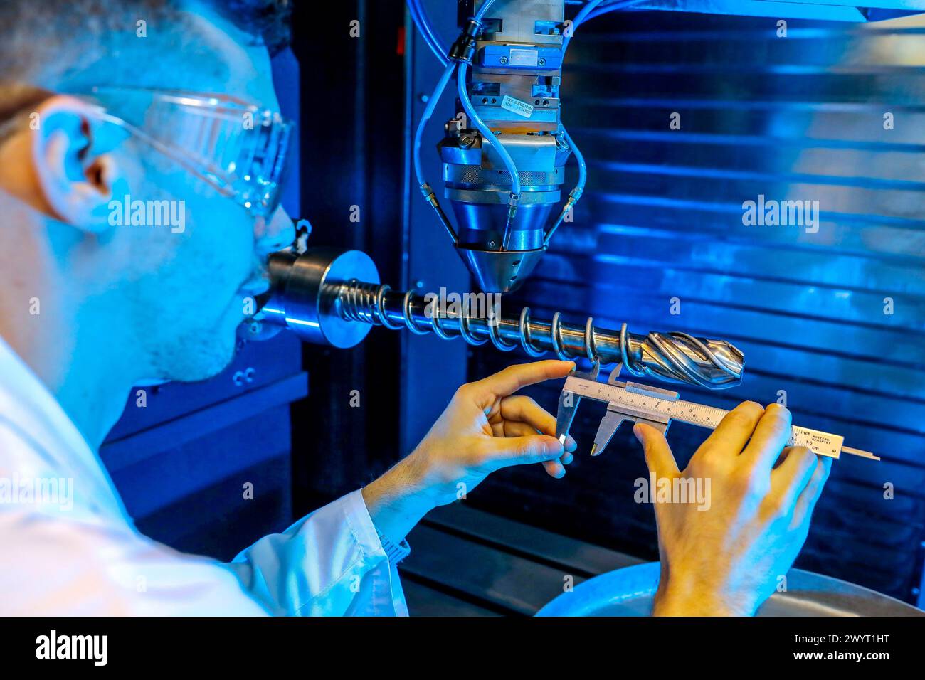 Machine-outil laser hybride pour la fabrication additive. Chercheur travaillant sur la machine d’impression 3D pour l’industrie, il permet de créer de grandes pièces métalliques à partir de zéro et de les finir avec une grande précision, ainsi que de réparer des pièces de grande valeur pour des secteurs comme celui de l’automobile ou de l’aéronautique, Centre de recherche et technologie, TECNALIA recherche & innovation, Donostia, pays Basque, Espagne, Europe. Banque D'Images