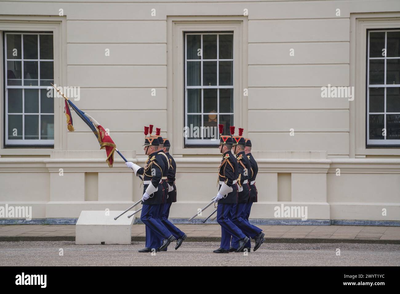 Londres 8 avril 2024 . Les membres de la Garde Républicaine de la Gendarmerie française répètent à la caserne de Wellington alors qu'ils se préparent à prendre part à une cérémonie spéciale de relève de la garde au palais de Buckingham pour célébrer les 120 ans de l'Entente cordiale qui a jeté les bases d'une plus forte relation franco-anglo. La France devient la première nation non-Commonwealth à participer officiellement à la cérémonie de la relève de la garde. Credit : amer Ghazzal/Alamy Live News Banque D'Images