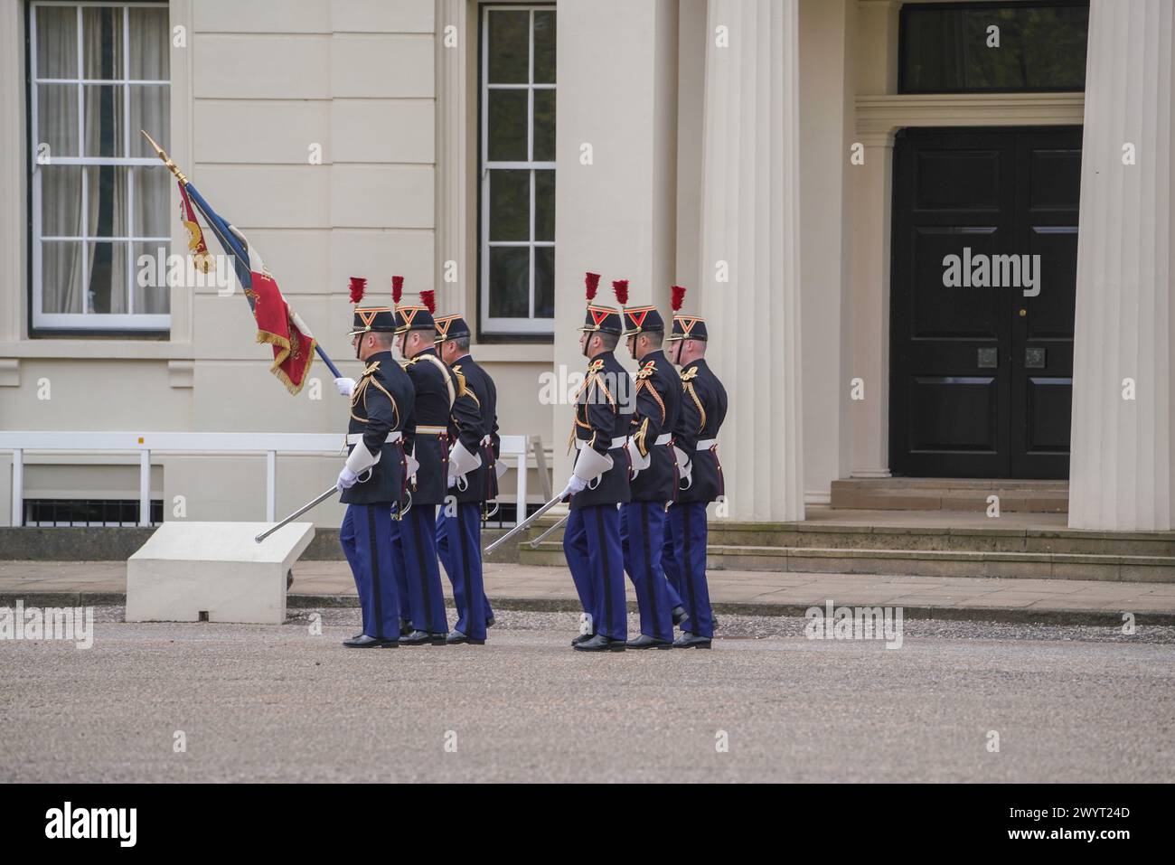 Londres 8 avril 2024 . Les membres de la Garde Républicaine de la Gendarmerie française répètent à la caserne de Wellington alors qu'ils se préparent à prendre part à une cérémonie spéciale de relève de la garde au palais de Buckingham pour célébrer les 120 ans de l'Entente cordiale qui a jeté les bases d'une plus forte relation franco-anglo. La France devient la première nation non-Commonwealth à participer officiellement à la cérémonie de la relève de la garde. Credit : amer Ghazzal/Alamy Live News Banque D'Images