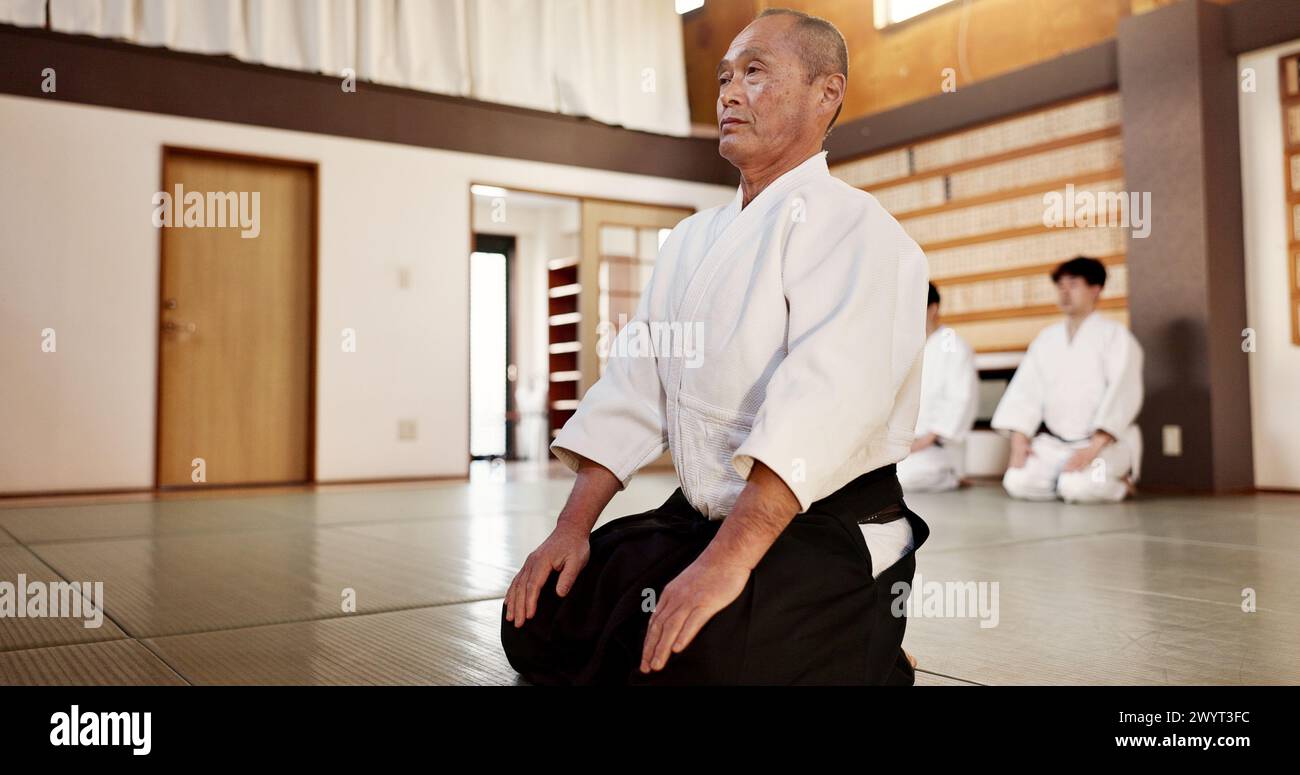 Sensei, japonais et étudiants en dojo pour la tradition aikido ou le respect de l'exercice, ceinture noire ou autodiscipline. Hommes, combattant l'éducation dans Banque D'Images