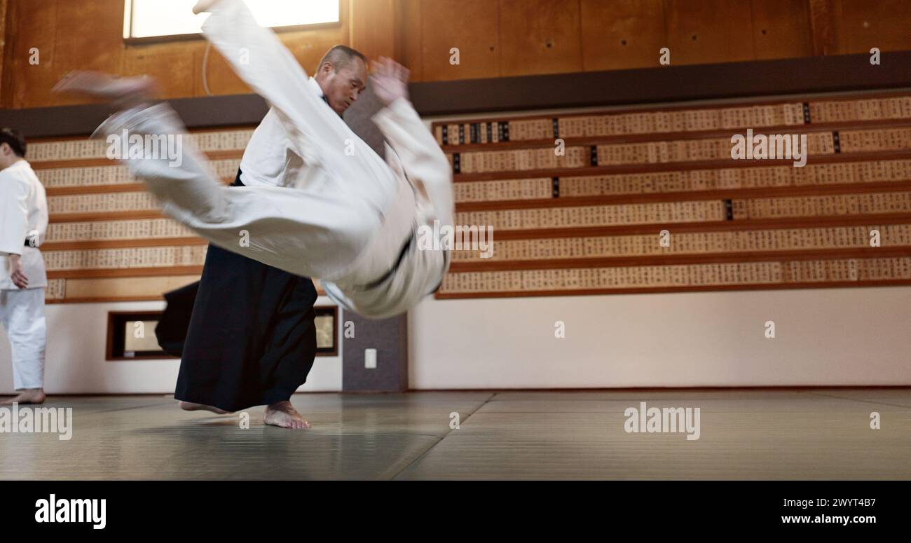 Étudiants japonais, jetez ou sensei dans le dojo pour commencer la leçon de pratique, la discipline ou l'enseignement de l'autodéfense. Maître ceinture noire, les gens apprenant le combat ou Banque D'Images