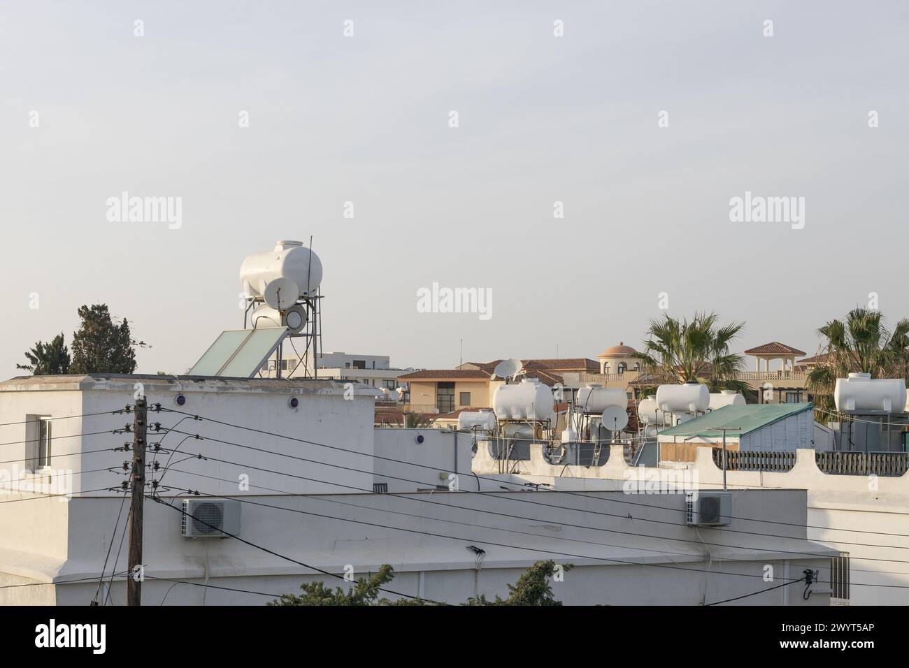 Réservoirs d'eau urbains sur les toits Banque D'Images