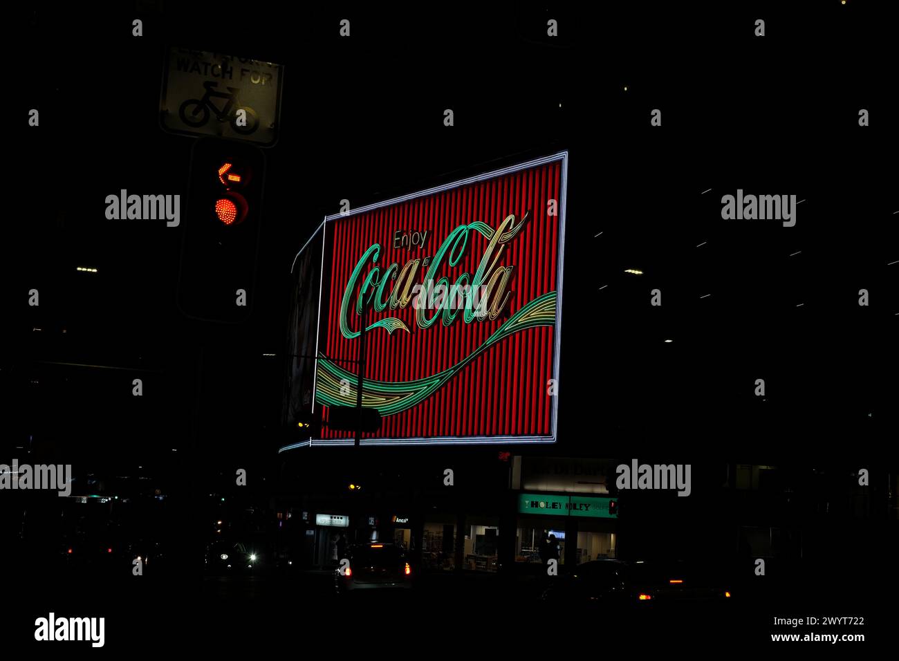 La Coupe du monde féminine de la FIFA 2023 et le Kings Cross Coke Sign se sont enflammés aux couleurs nationales de l'Australie lors des matchs en Australie et en Nouvelle-Zélande Banque D'Images