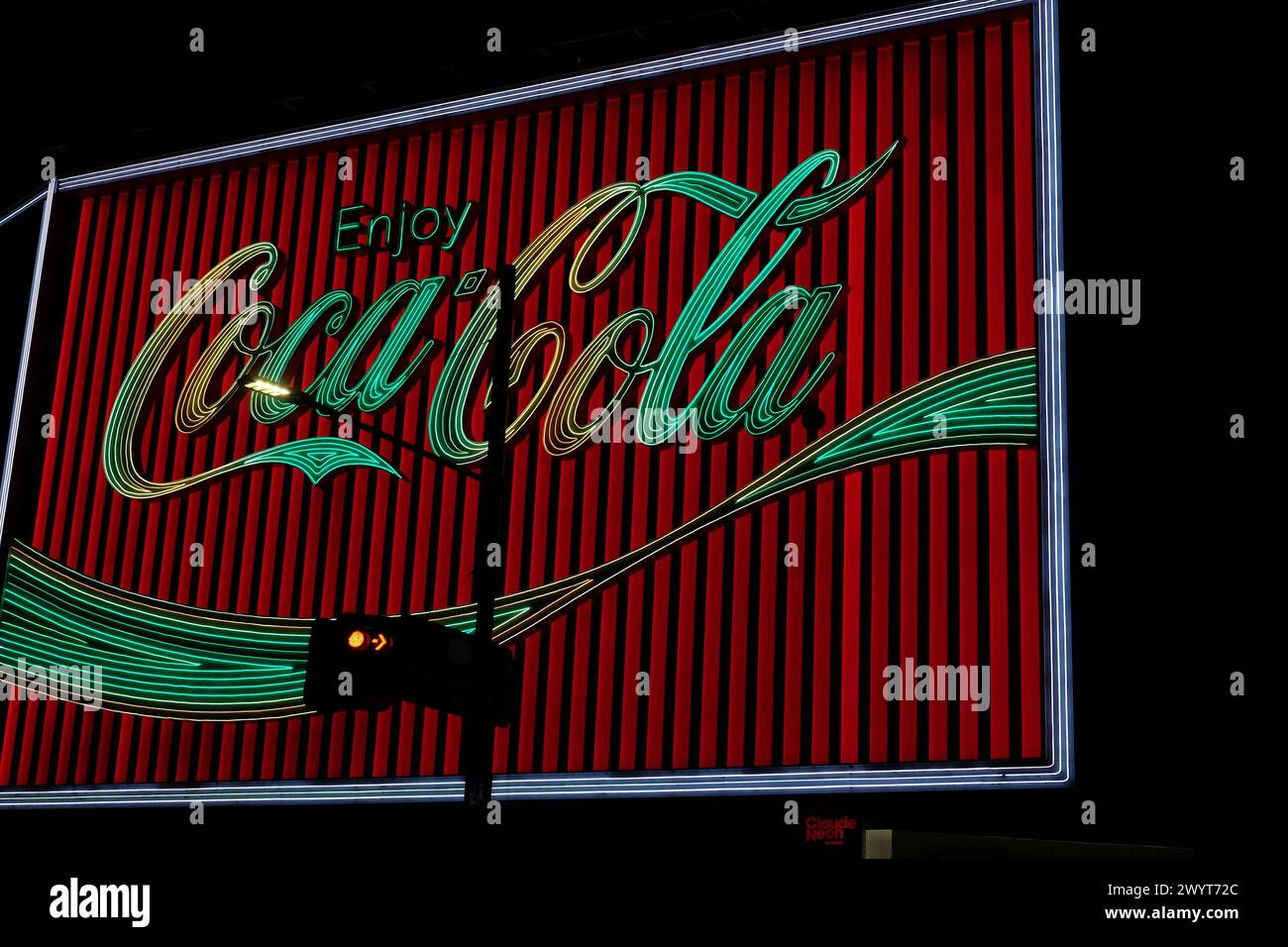 Le panneau d'affichage Kings Cross Coca-Cola affichant les couleurs nationales de l'équipe australienne de football lors de la Coupe du monde féminine de la FIFA 2023 en Australie Banque D'Images