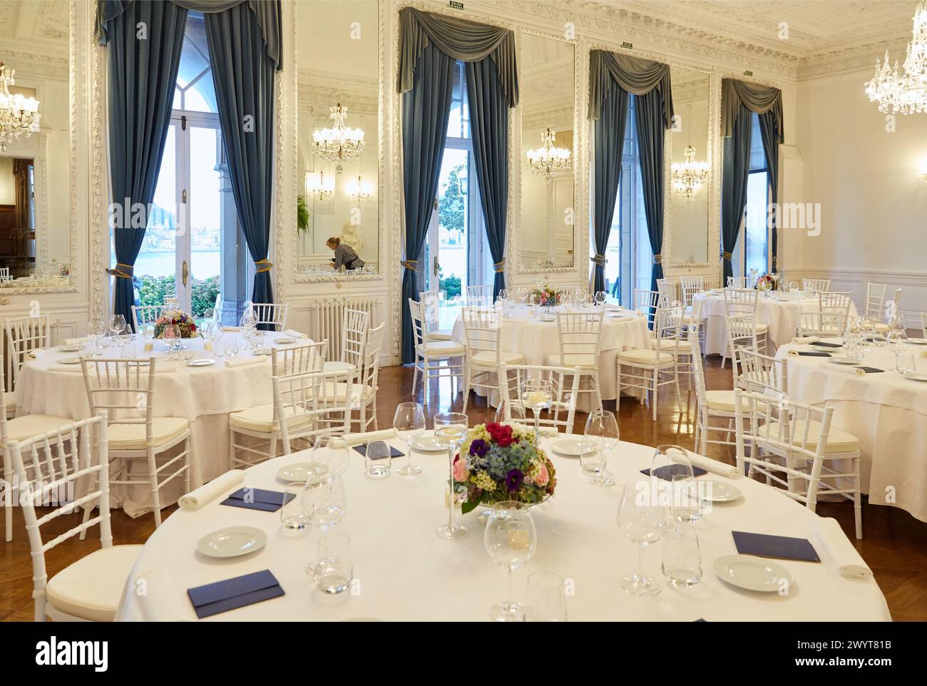 Préparation de tables, restaurant, événement au Miramar Palace, Donostia, Saint-Sébastien, Gipuzkoa, pays Basque, Espagne, Europe. Banque D'Images