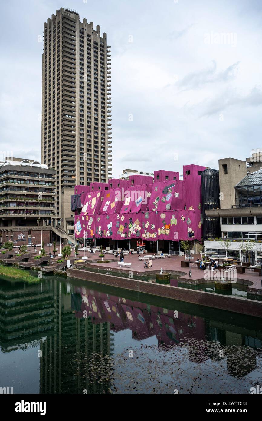 Londres, Royaume-Uni. 8 avril 2024. «Violet Hibiscus», 2023-24, de l'artiste ghanéen Ibrahim Mahama est installé à l'extérieur de la Barbican. L’installation spécifique au site a été commandée par le responsable des arts visuels de Barbican, Shanay Jhaveri, et comprend 2000 m² de tissu tissé rose et violet fait à la main pesant 20 tonnes. Une inspection plus approfondie montre 100 robes traditionnelles, appelées batakaris, portées par les rois ghanéens. L’œuvre coïncide avec l’exposition en cours du Barbican « Unravel : The Power and Politics of textiles in Art ». Credit : Stephen Chung / Alamy Live News Banque D'Images Londres, Royaume-Uni. 8 avril 2024. «Violet Hibiscus», 2023-24, de l'artiste ghanéen Ibrahim Mahama est installé à l'extérieur de la Barbican. L’installation spécifique au site a été commandée par le responsable des arts visuels de Barbican, Shanay Jhaveri, et comprend 2000 m² de tissu tissé rose et violet fait à la main pesant 20 tonnes. Une inspection plus approfondie montre 100 robes traditionnelles, appelées batakaris, portées par les rois ghanéens. L’œuvre coïncide avec l’exposition en cours du Barbican « Unravel : The Power and Politics of textiles in Art ». Credit : Stephen Chung / Alamy Live News Banque D'Images