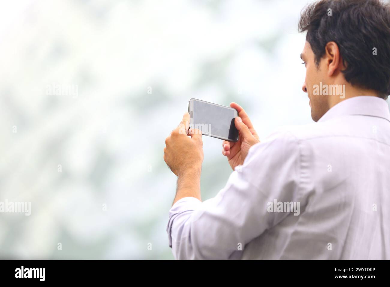 L'homme d'affaires avec le smartphone dans le centre d'affaires. Parc Technologique de San Sebastian. Donostia. Gipuzkoa. Pays Basque. L'Espagne. Banque D'Images