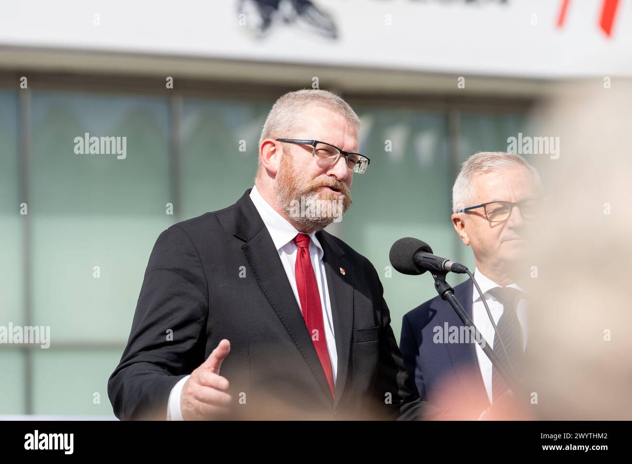 Varsovie, Pologne. 06 avril 2024. Grzegorz Braun parle à la foule lors d'une manifestation. Plusieurs centaines de personnes rassemblées à Varsovie pour montrer leur opposition à "pousser la Pologne dans la guerre avec la Russie" les manifestants sont également contre l'aide, selon eux, à "la dictature nazie en Ukraine" crédit : SOPA images Limited/Alamy Live News Banque D'Images