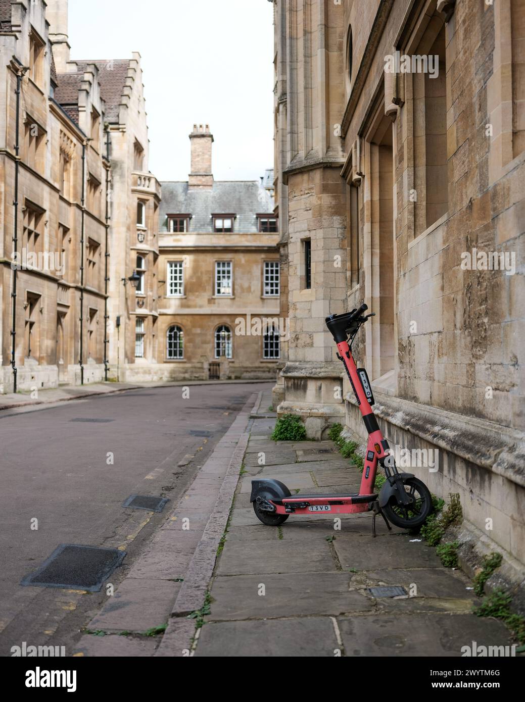 Scooters modernes garés sur une vieille rue près de l'Université à Cambridge Royaume-Uni, Banque D'Images