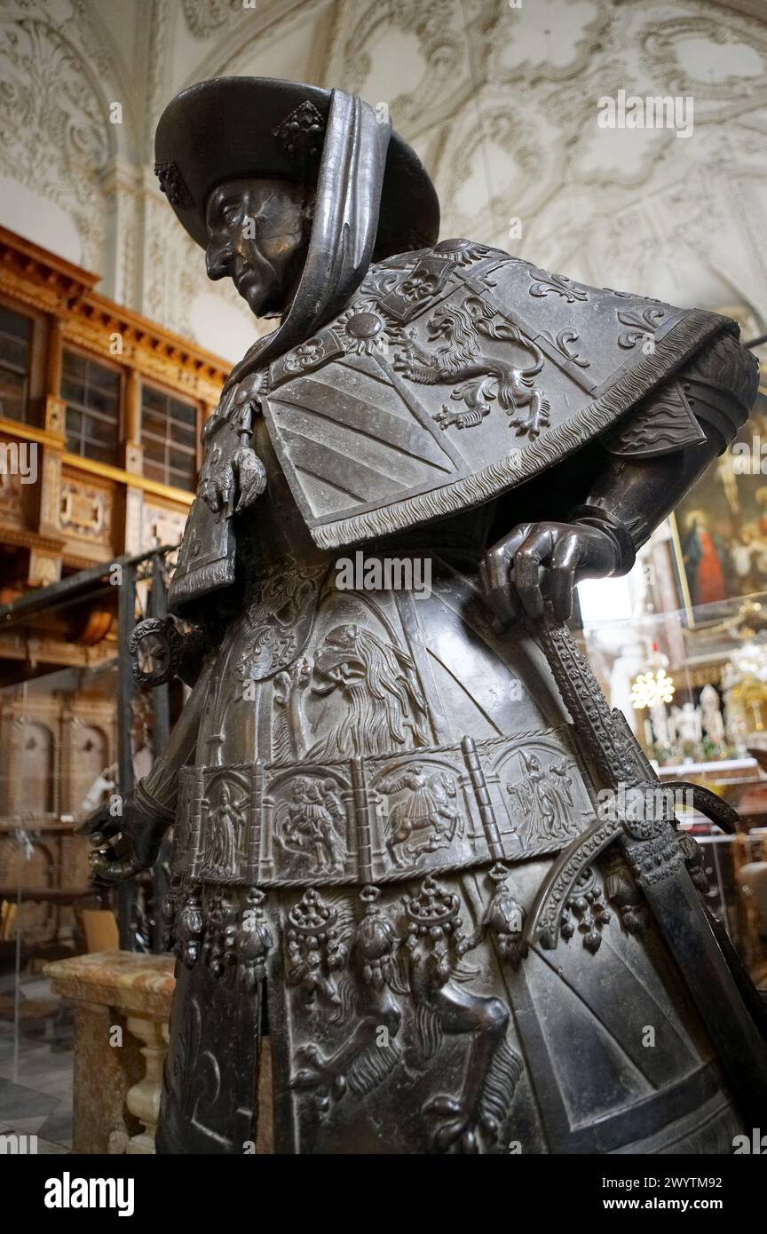 Tombeau monumental de l'empereur Maximilien Ier (XVIe siècle) : statue du duc Philippe le bien de Bourgogne dans la Hofkirche (église de la Cour), Innsbruck. Tyrol, Autriche. Banque D'Images