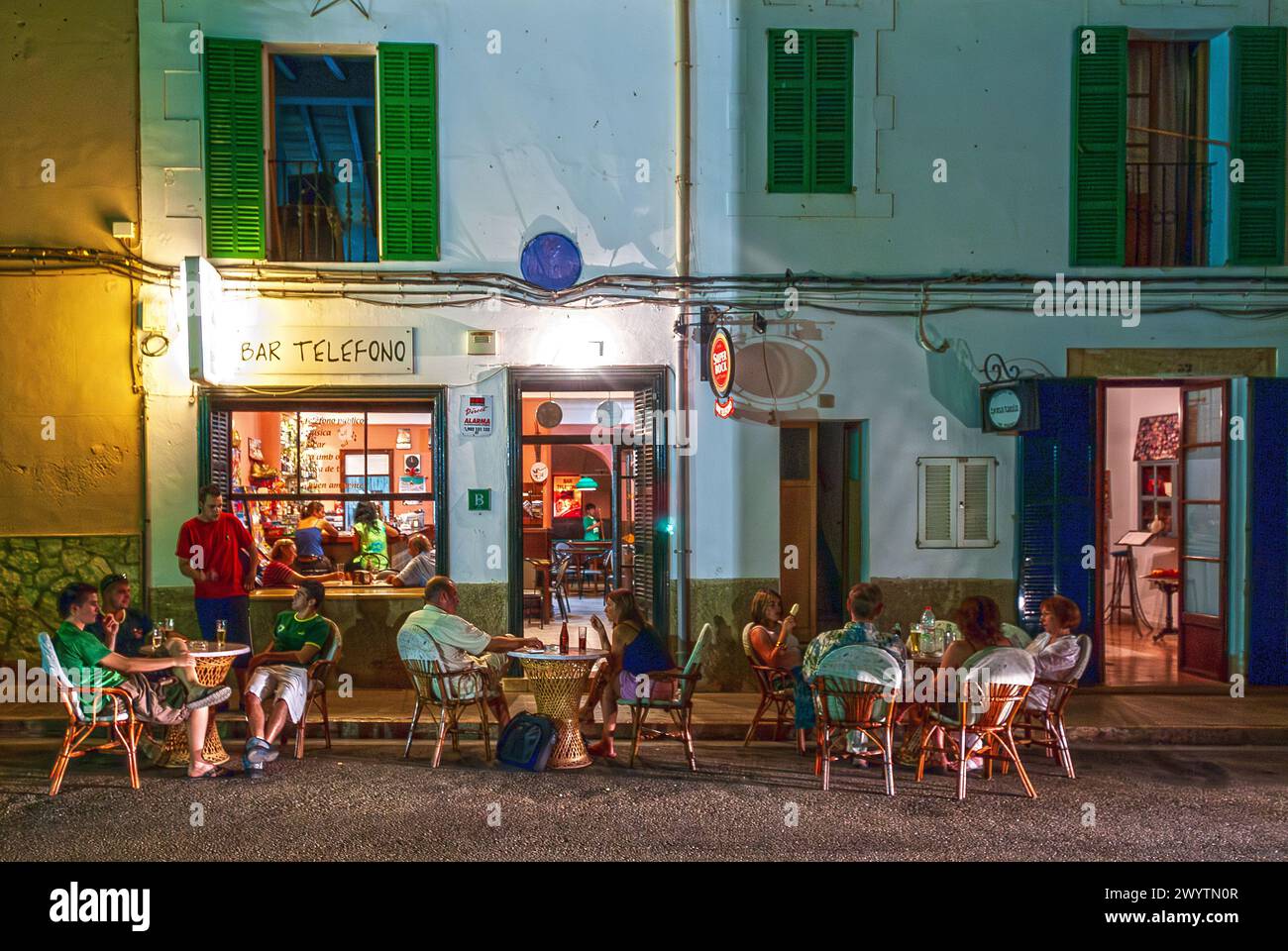 Scène nocturne devant le bar Telefono à Calonge sur l'île de Majorque. Banque D'Images