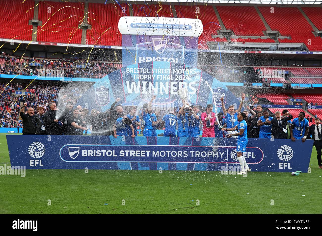Londres, Royaume-Uni. 07 avril 2024. Posh célèbre sa victoire à la finale du Bristol Street Motors EFL Trophy, Peterborough United v Wycombe Wanderers match au stade de Wembley, Londres, Royaume-Uni le 7 avril 2024 crédit : Paul Marriott/Alamy Live News Banque D'Images