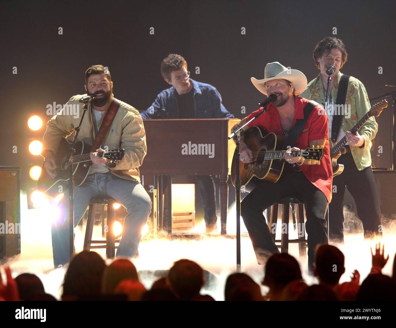 Jordan Davis et Bear Rinehart de NEEDTOBREATHE se produisent sur scène