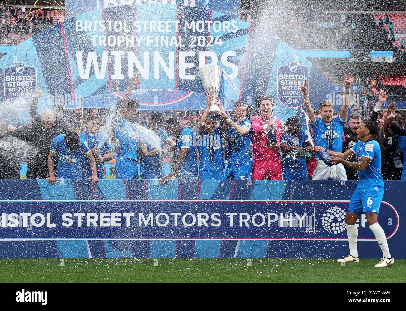 Londres, Royaume-Uni. 07 avril 2024. Posh célèbre sa victoire à la finale du Bristol Street Motors EFL Trophy, Peterborough United v Wycombe Wanderers match au stade de Wembley, Londres, Royaume-Uni le 7 avril 2024 crédit : Paul Marriott/Alamy Live News Banque D'Images