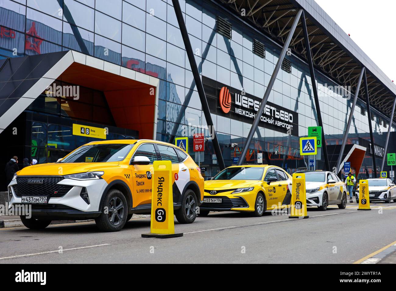 Voitures de taxi près de l'entrée du terminal B de l'aéroport Sheremetyevo à Moscou Banque D'Images