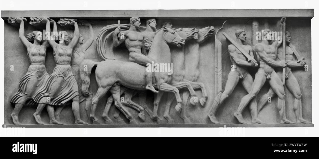 Festive procession' de Willy Meller, datée vers 1943, est un détail d'un relief de frise présentant une scène de célébration avec des épées, des chevaux et des femmes. Cette pièce a été employée comme propagande nazie, s'inspirant des thèmes de la force martiale, du patrimoine culturel et de l'unité communautaire. Banque D'Images