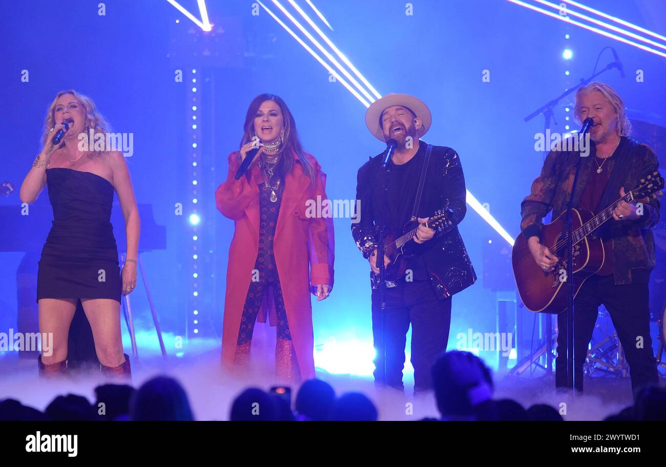 Austin, États-Unis. 08 avril 2024. Jennifer Nettles, Karen Fairchild, Kristian Bush et Phillip Sweet de Sugarland et Little Big Town se produisent sur scène lors des CMT Music Awards 2024 au Moody Center le 7 avril 2024 à Austin, Texas. Photo : Amy E. Price/imageSPACE/SIPA USA crédit : SIPA USA/Alamy Live News Banque D'Images