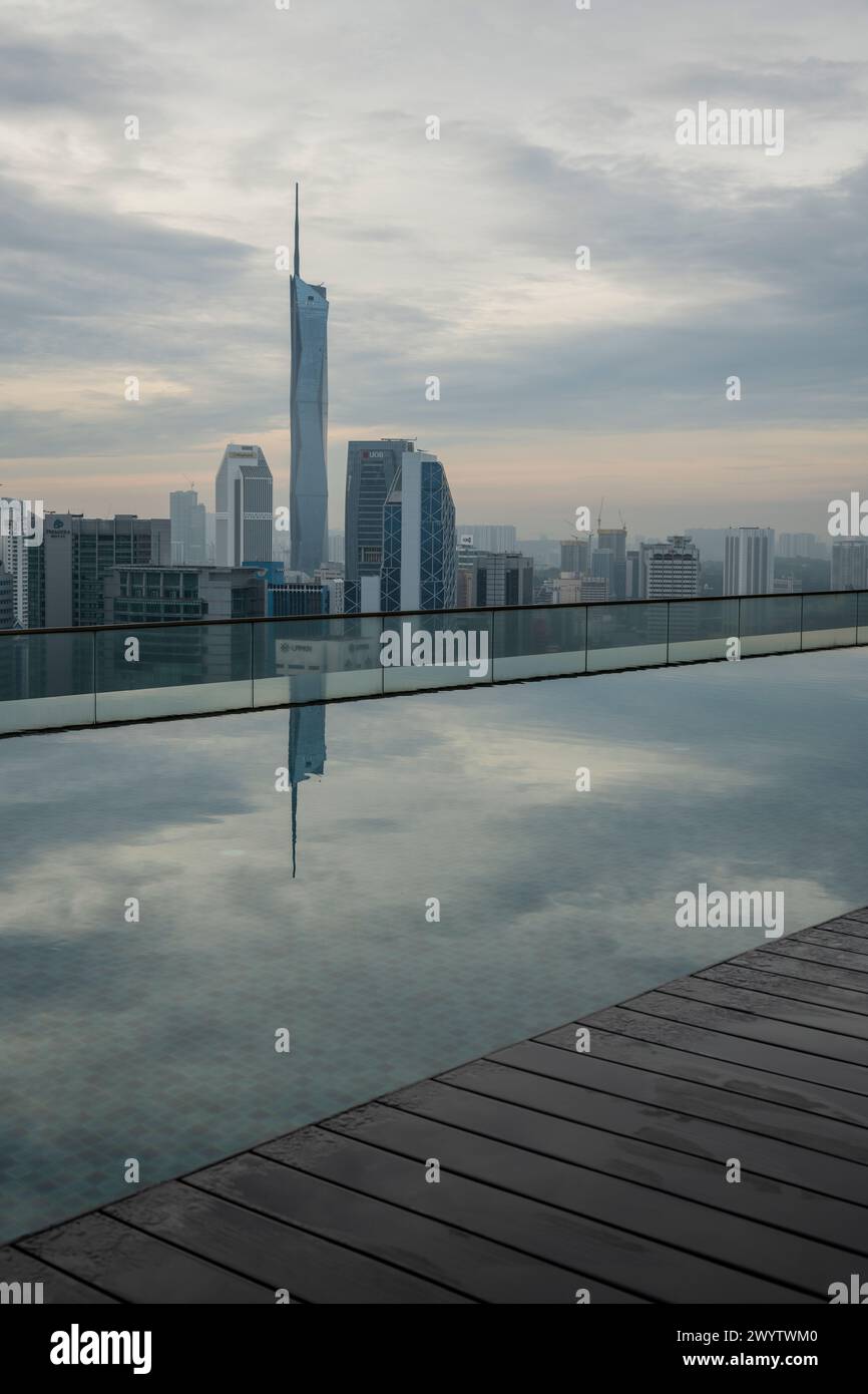 Piscine sur le toit, Kuala Lumpur, Malaisie Banque D'Images