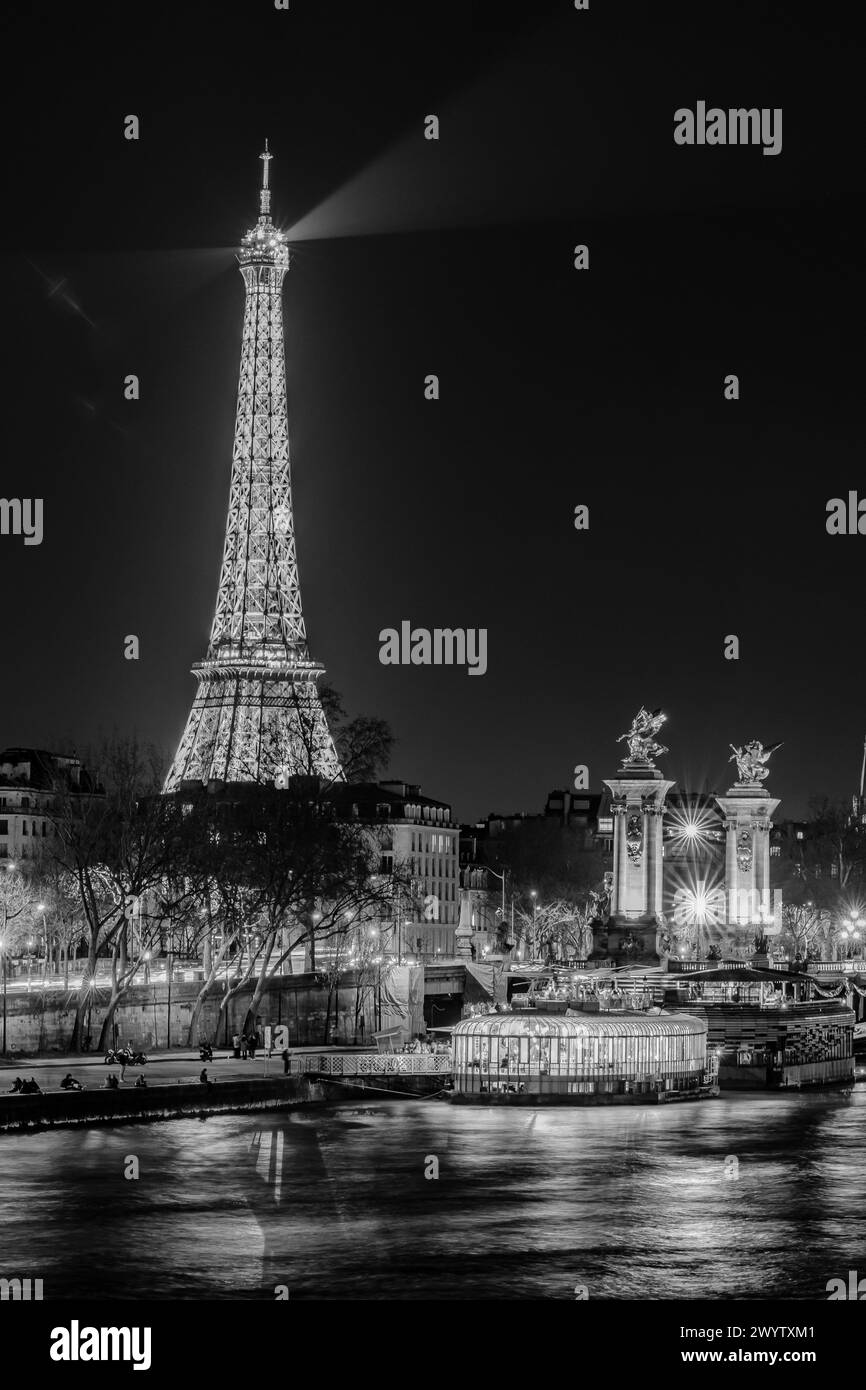 Paris, France - 17 février 2024 : vue panoramique en noir et blanc de la majestueuse Tour Eiffel illuminée et de la Seine à Paris France Banque D'Images