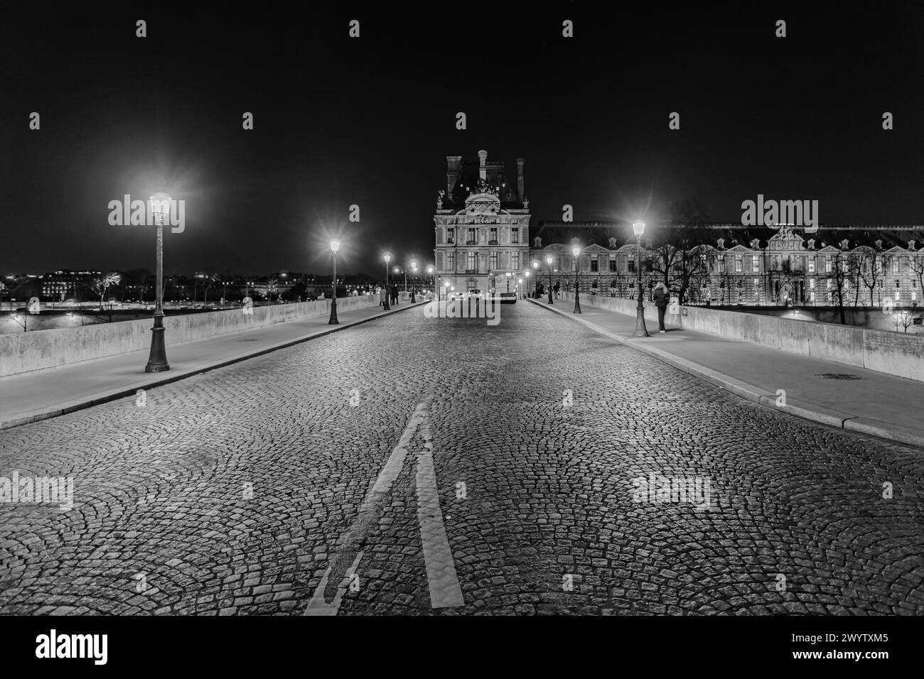 Paris, France - 17 février 2024 : vue du Pont Royal illuminé avec de beaux lampadaires et une partie du Musée du Louvre à Paris France Banque D'Images