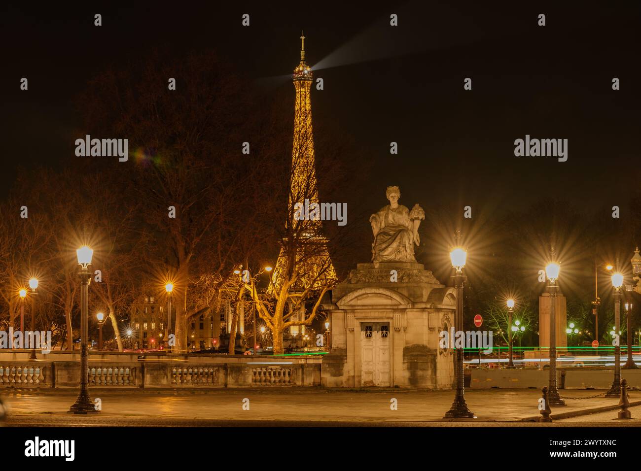 Paris, France - 17 février 2024 : vue panoramique de la majestueuse Tour Eiffel illuminée et de la Seine à Paris France Banque D'Images