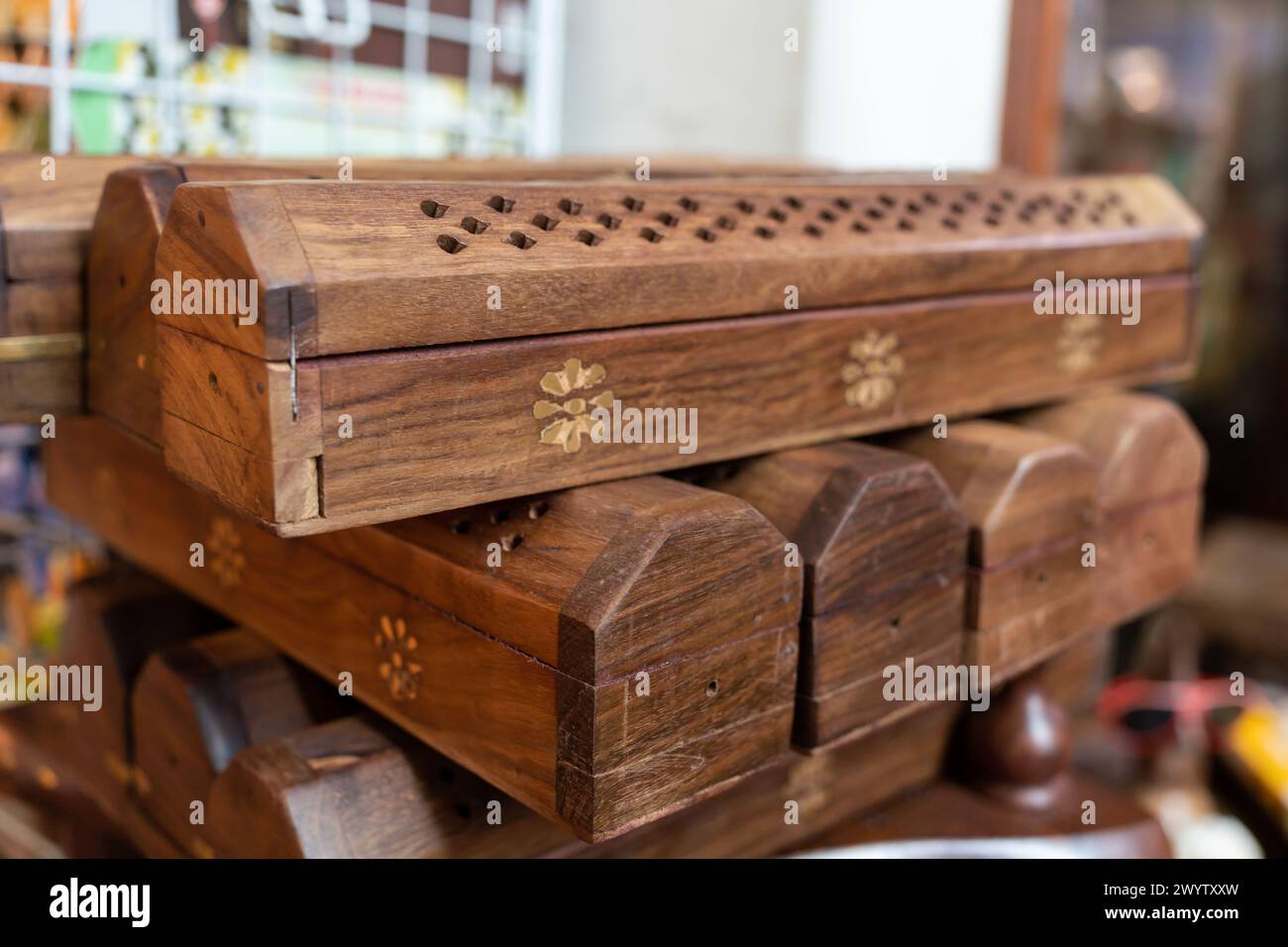 Brûleur d'encens en bois à vendre dans la boutique Banque D'Images