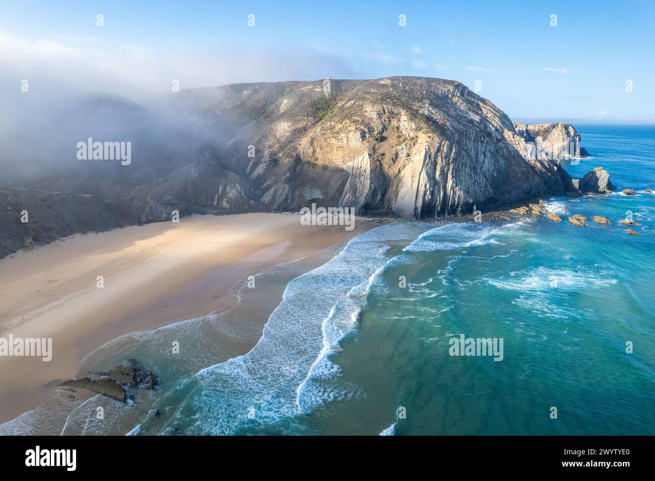 Vue aérienne par drone de la plage de Cordoama au Portugal avec rivage de sable, falaises et océan Banque D'Images