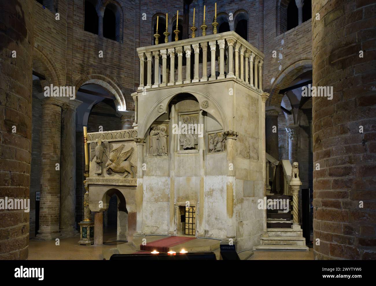 L'ancienne chaire - Basilica del Santo Sepolcro sur la Piazza delle Sette Chiese. Bologne, Italie Banque D'Images