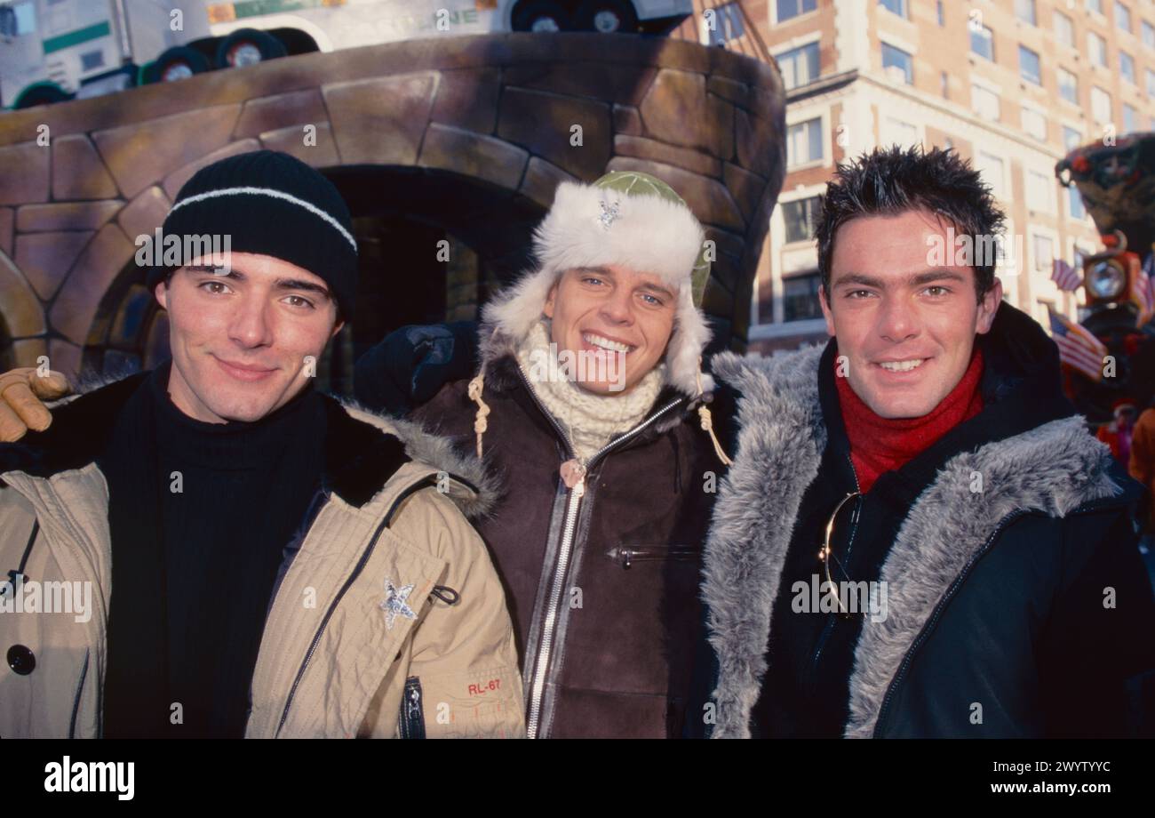 Stephen McNally, Christian Burns et Mark Barry du groupe pop britannique BBMak lors de la 74e parade annuelle de Macy's Thanksgiving à New York le 23 novembre 2000. Crédit photo : Henry McGee/MediaPunch Banque D'Images