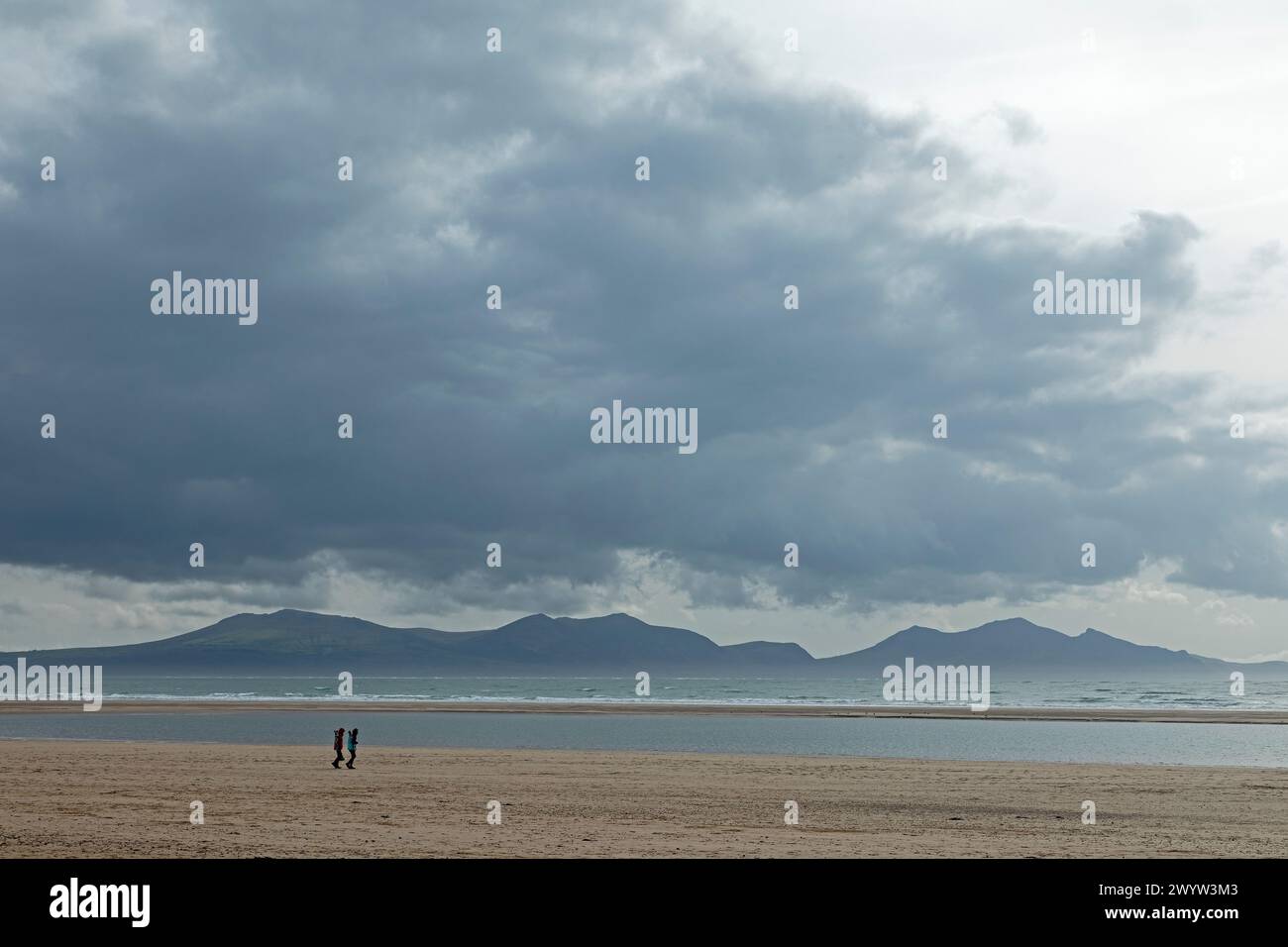Plage, gens, nuages, montagnes, baie de LLanddwyn, Newborough, Anglesey Island, pays de Galles, Grande-Bretagne Banque D'Images