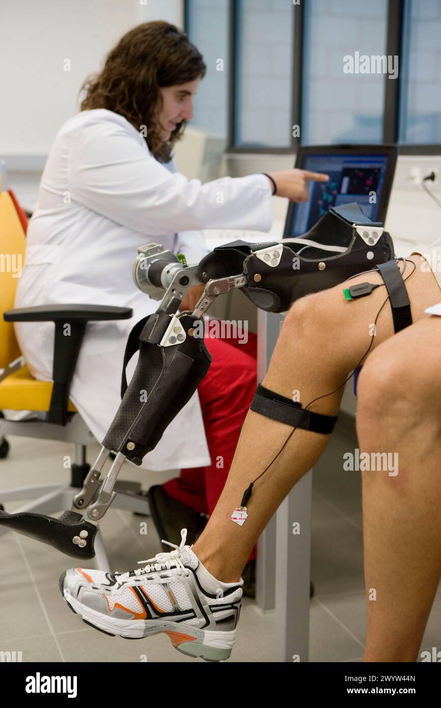 Biomécanique : des chercheurs développent un exosquelette destiné aux personnes souffrant de faiblesse musculaire des membres inférieurs. Fondation Fatronik, Centre de technologie de recherche. Donostia, Saint-Sébastien, Gipuzkoa, Euskadi. Espagne. Banque D'Images