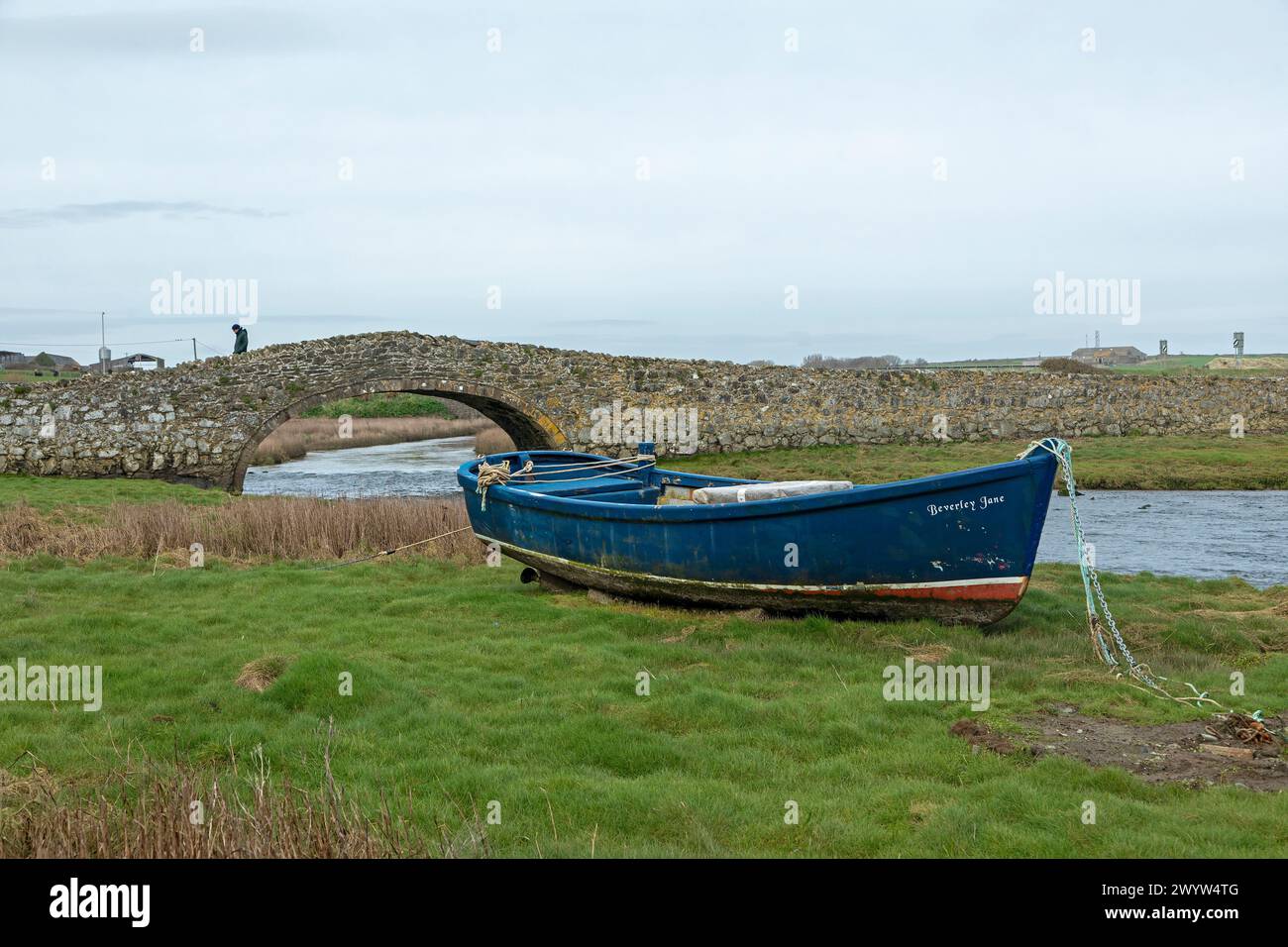Pont de pierre, bateau de pêche, personne, Aberffraw, Anglesey Island, pays de Galles, Grande-Bretagne Banque D'Images