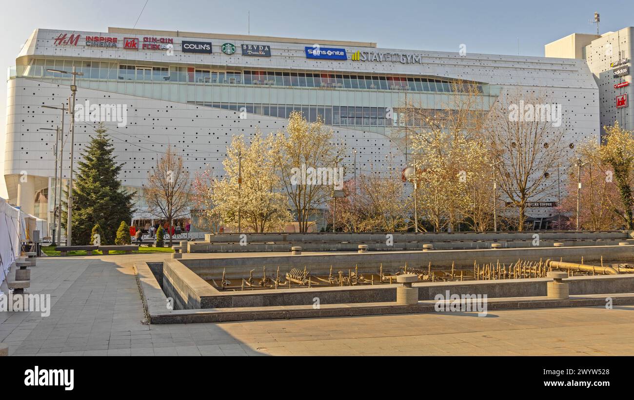 Craiova, Roumanie - 16 mars 2024 : Mercur Center Modern Shopping Mall Building à Calea Unirii, Street Spring Day. Banque D'Images