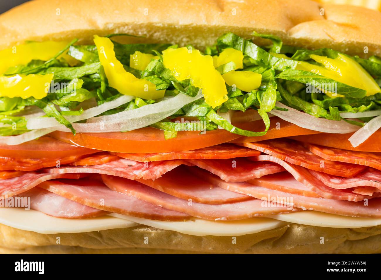 Sandwicherie italienne maison avec laitue salami et tomate Banque D'Images
