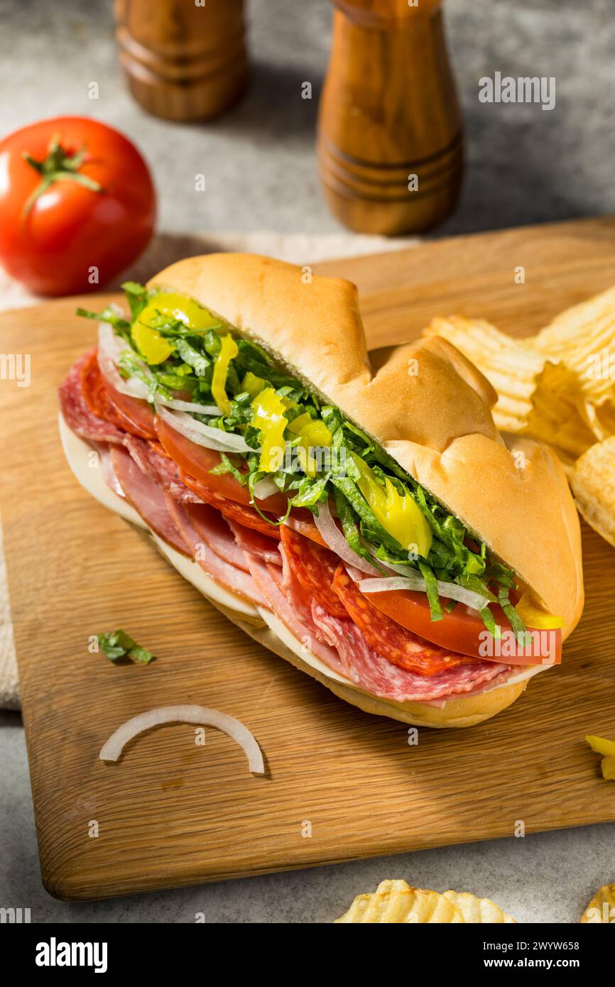 Sandwicherie italienne maison avec laitue salami et tomate Banque D'Images