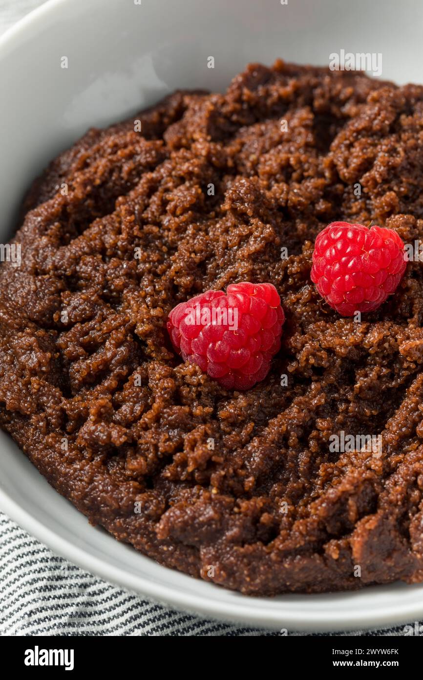 Porridge Farina au chocolat maison sain pour le petit déjeuner dans un bol Banque D'Images