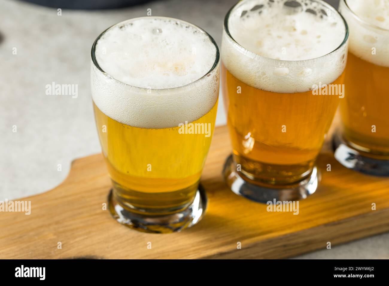 Bozy rafraîchissant Cold Craft Beer Flight avec IPA et Lager Banque D'Images