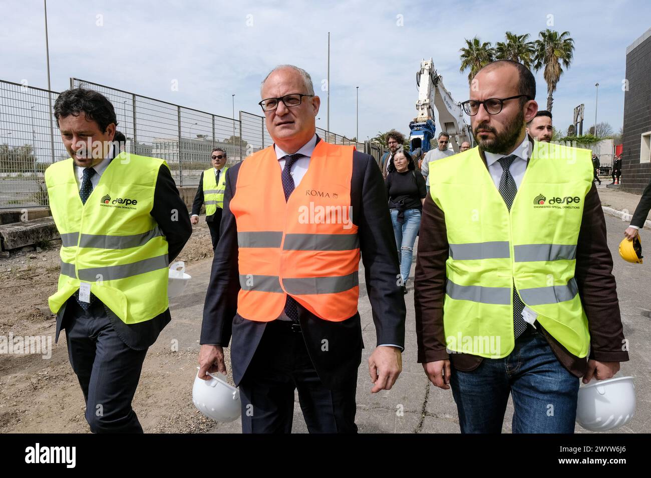 Il sindaco di Roma Roberto Gualtieri (arancione), l'assessore all'Urbanistica del Comune di Roma Maurizio Veloccia, Gianluca Lanzi (dx) Presidente del Municipio Roma XI, in occasione della demolizione dell'ex centro direzionale Alitalia nella zona di Muratella a Roma, Luned&#xec;, 08 Aprile 2024 (foto Mauro Scrobogna/LaPresse) Roberto Gualtieri, maire de Rome (orange), Maurizio Veloccia, Conseiller en urbanisme de la municipalité de Rome, Gianluca Lanzi (à droite), Président de la municipalité de Rome XI, à l'occasion de la démolition de l'ancien centre d'affaires Alitalia Banque D'Images