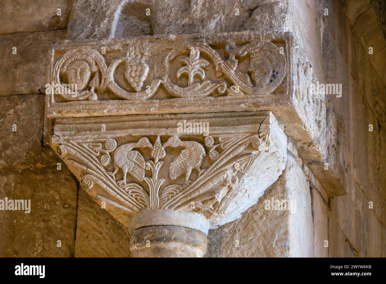 Près de l'autel, les deux colonnes en regard présentent des oiseaux élégants, représentant l'âme au paradis. Église wisigothique de San Pedro de la Nave. Le St. Banque D'Images