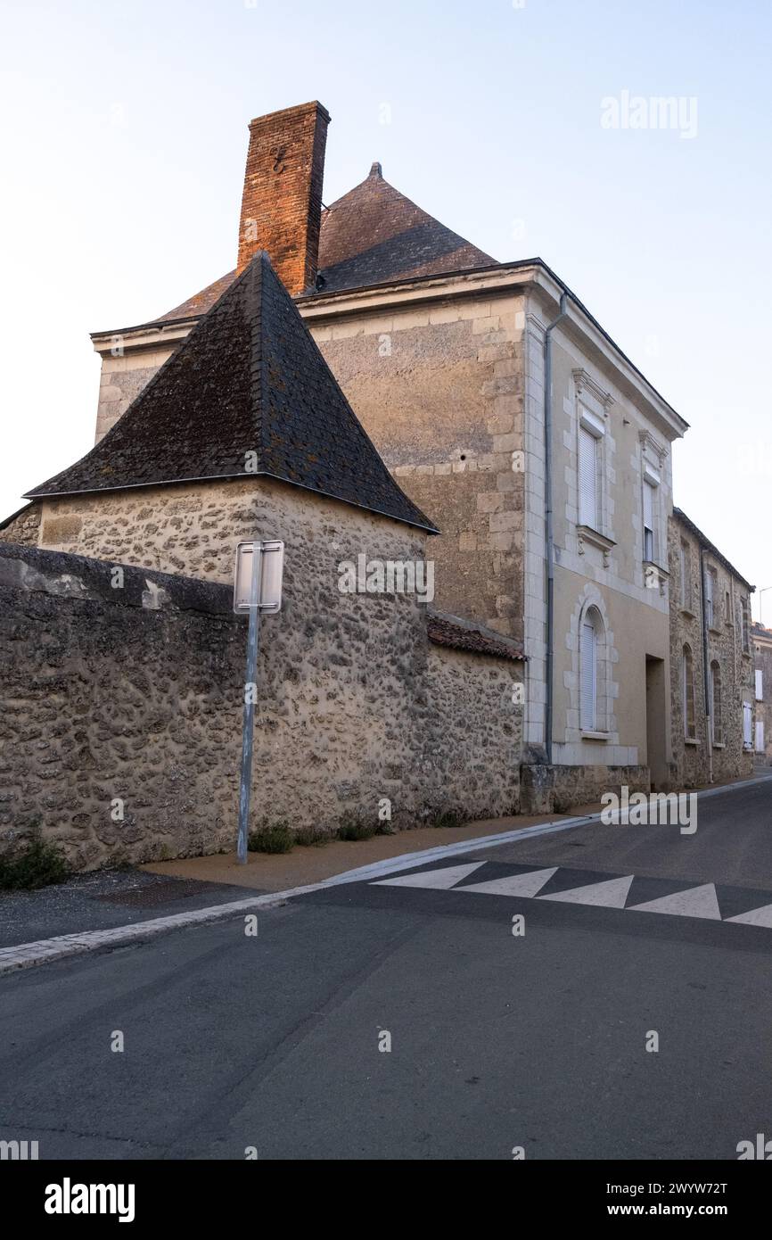 Dans la commune nouvelle de Lys-Haut-Layon, le village rural de Tigne, un matin typique d'été dans la campagne française des pays de la Loire regi Banque D'Images