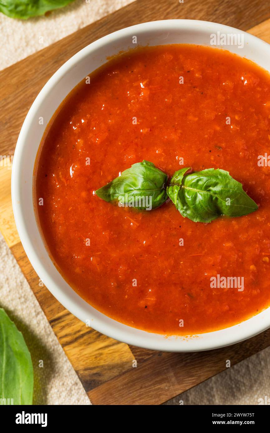Sauce italienne pour pâtes à la tomate maison dans un bol Banque D'Images