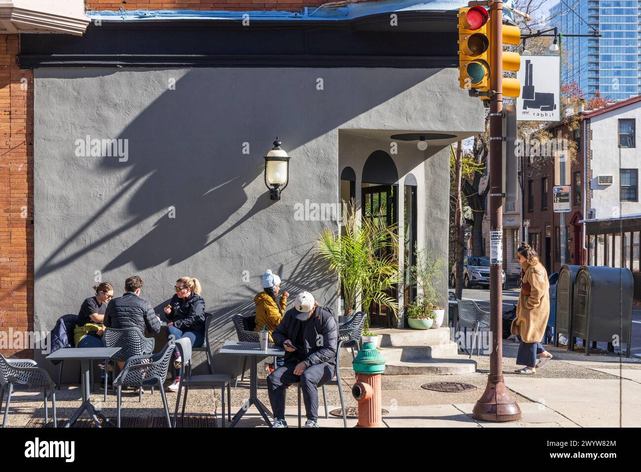 Les gens devant un café dans le quartier Fitlers Square, Philadelphie, Pennsylvanie, États-Unis Banque D'Images