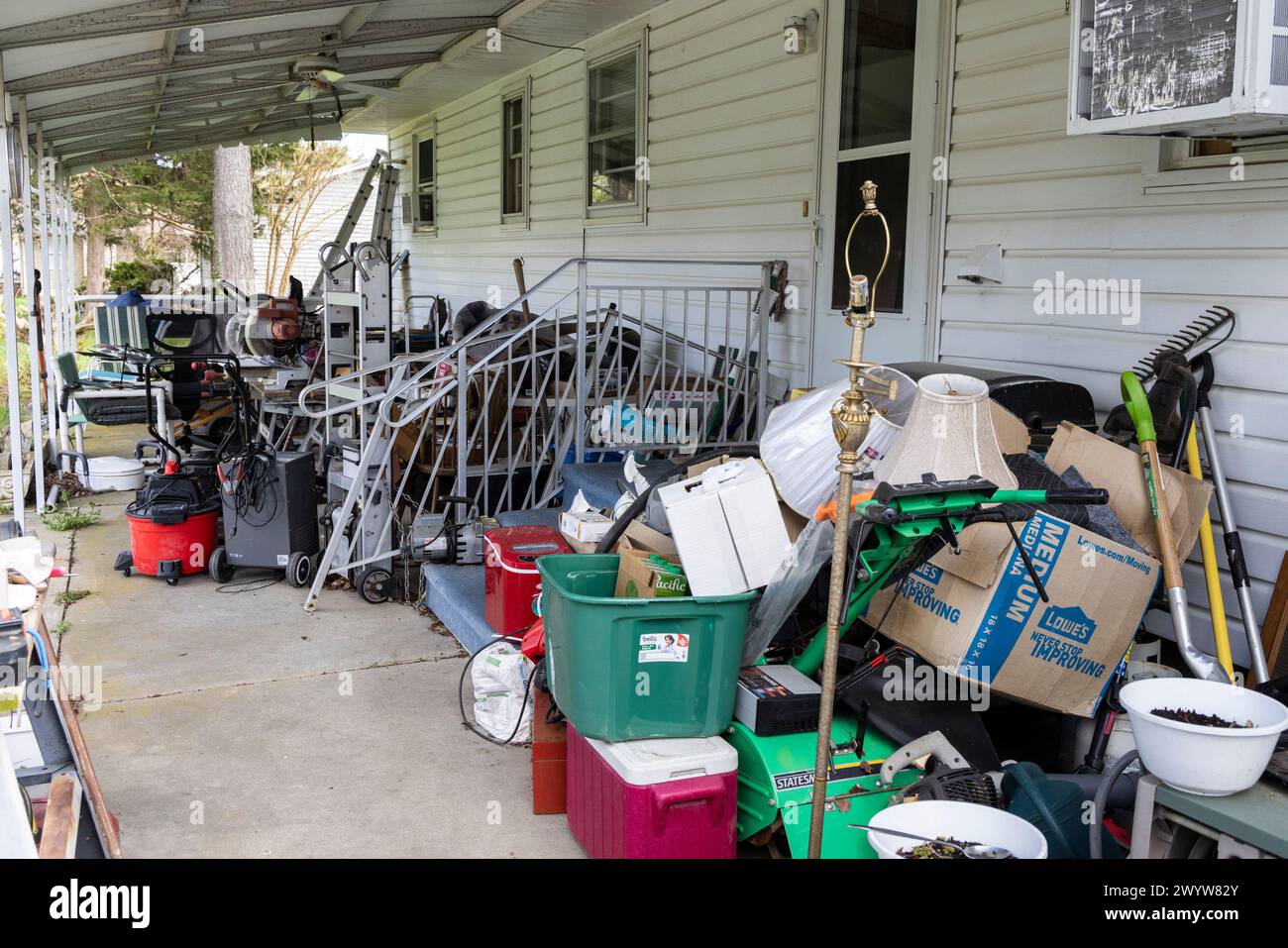 Un amasseur avec de la jonque débordant dans la cour et le porche, Douvres, Delaware Banque D'Images