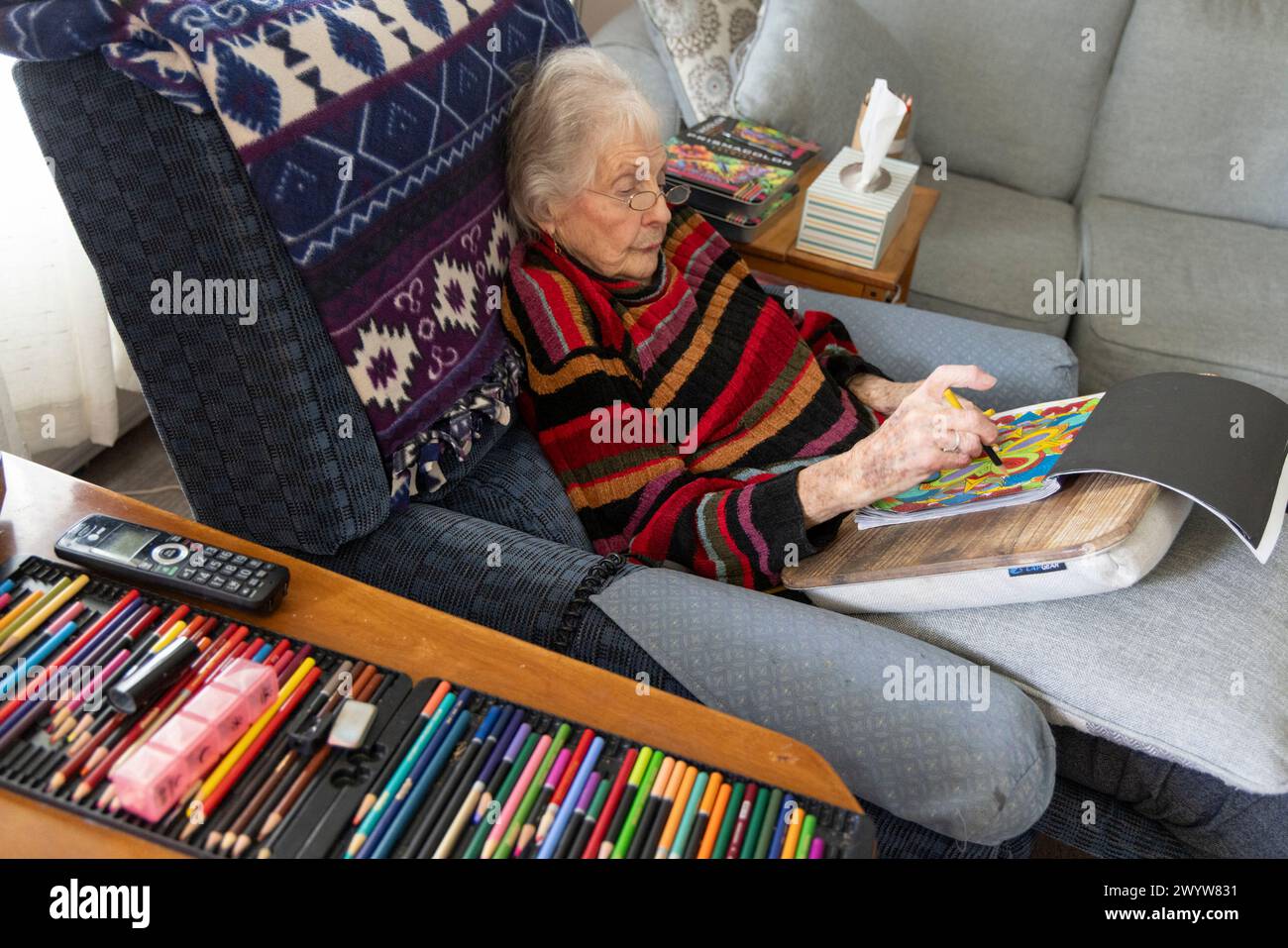 Femme âgée (89 ans) avec livre de coloriage adulte pour réduire l'anxiété et améliorer la fonction cérébrale, Douvres, Delaware Banque D'Images